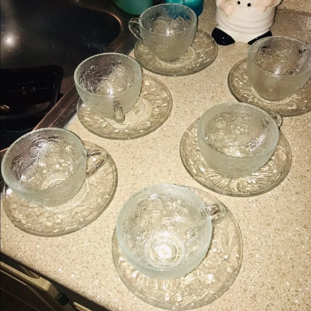 Tea set with saucers